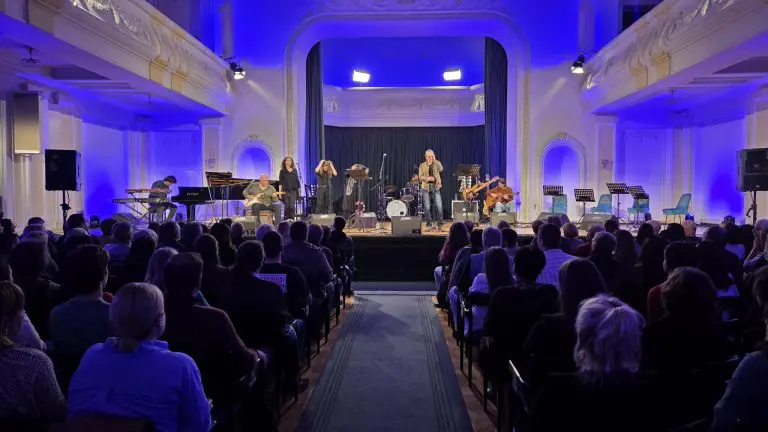 BALKAN EXPRESS & PRIJATELJI ODUŠEVILI PUBLIKU: UNPLUGGED KONCERT U BANSKOM DVORU ISPUNIO OČEKIVANJA