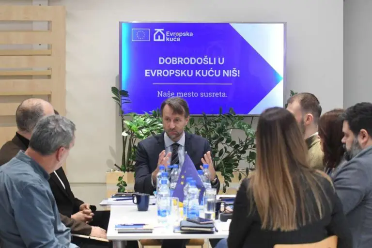 Šef Delegacije EU: Prijetnje i napadi na novinare u Srbiji su znak za uzbunu