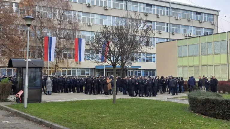 Policija u RS na nogama, sve patrole imaju upaljene rotacije do presude!