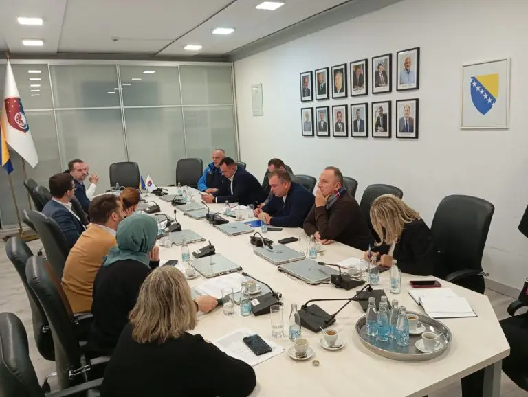 Dogovor ili protesti: Sindikat obrazovanja i kulture odbio ponudu Vlade KS za povećanje plata za 5%