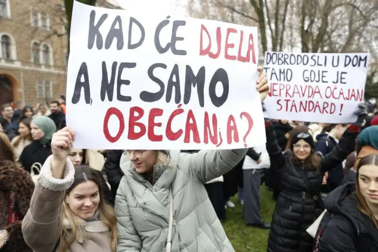 Protest studenata: Deset zahtjeva za Vladu Kantona Sarajevo (FOTO)