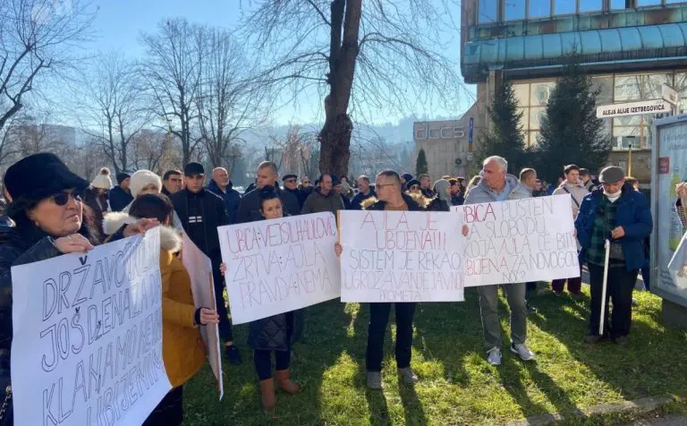 Protest zbog presude za smrt Ajle Nuhanović: “Koliko još dženaza da klanjamo nevinima”