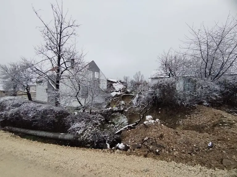 RiTE Ugljevik i dalje u krizi: koncesija još djelimično u rukama Serdarova, klizišta ugrožavaju sela, a ljudi bez domova