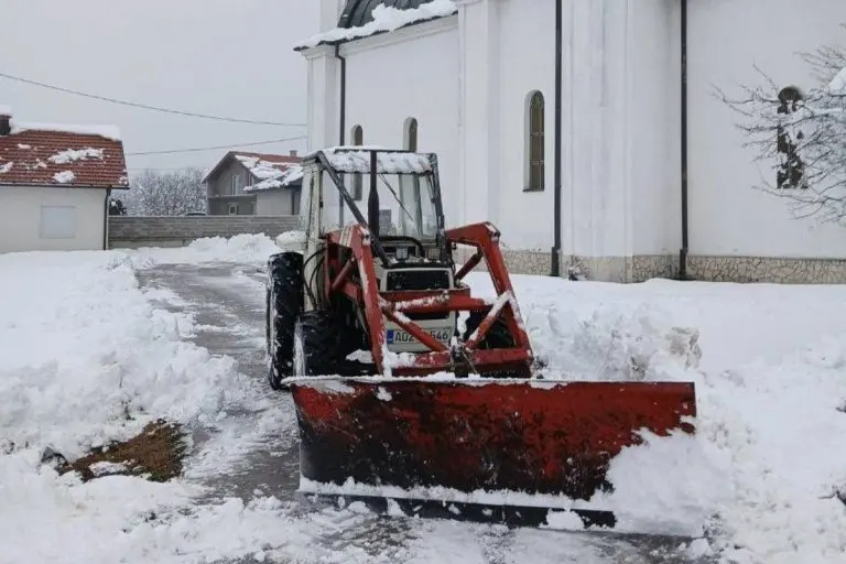 Primjer suživota: Ibro Jahić na Badnji dan očistio portu pravoslavnog hrama u Dubnici