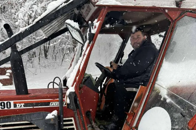 Dok su zimske službe zakazale, Ibro Jahić uzeo stvar u svoje ruke: Traktorima spojio sela i ljude