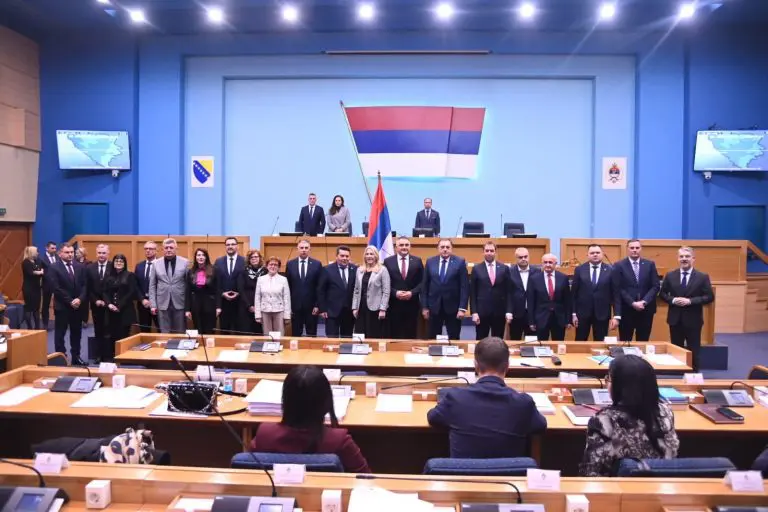 Dodik čestitao Miniću. Slikao se sa novom Vladom u Narodnoj skupštini RS