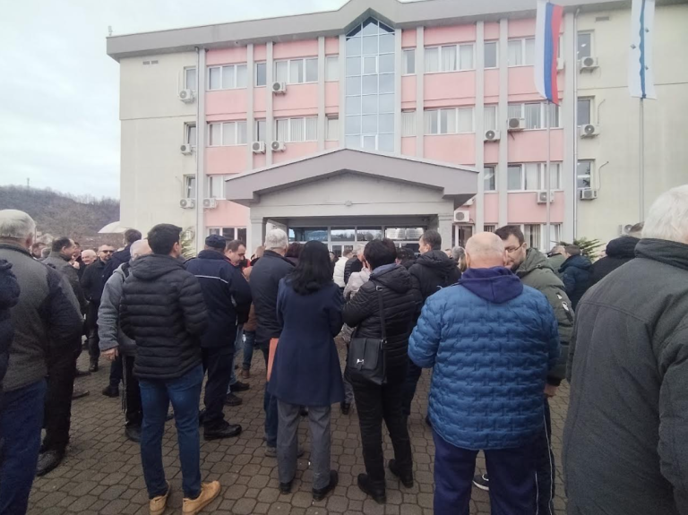 U TOKU PROTEST Pet sela kod Starog Ugljevika odsječeno zbog klizišta