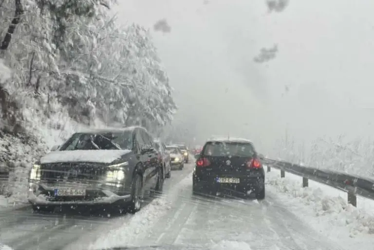 Snježni haos paralizovao puteve u BiH: Zatvorene dionice, zabrane za teretnjake i duga čekanja na granicama