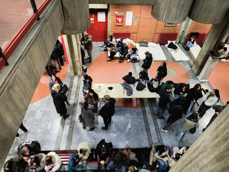 NOVI SAD: Blokiran Filozofski fakultet, uprava prijeti policijom