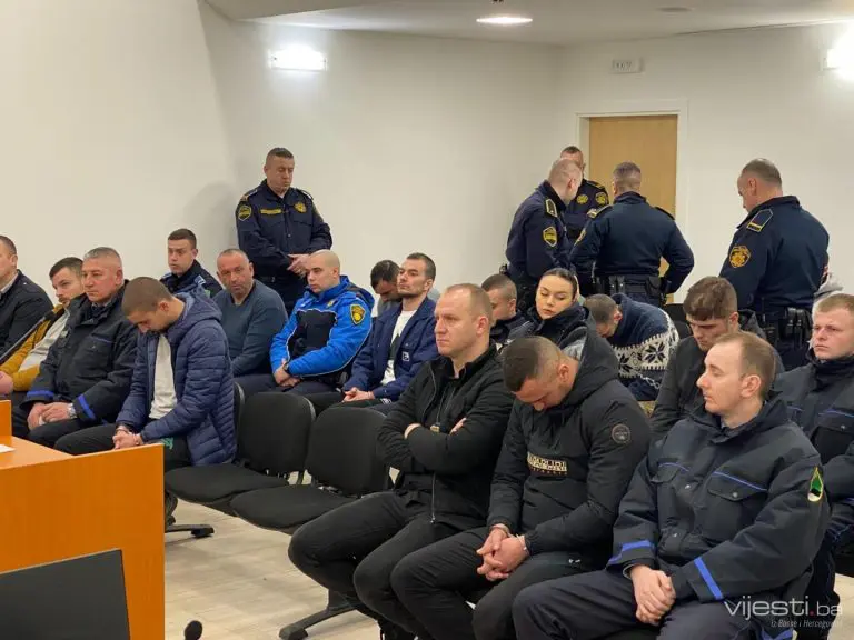 Ovo su huligani koji su uhapšeni zbog sačekuše za “Delije”: Održano ročište pripadnicima “Torcide”