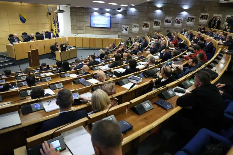 Sit gladnom ne vjeruje: Kako su federalni zastupnici spriječili ukidanje bijelog hljeba i paušala profesionalnim zastupnicima