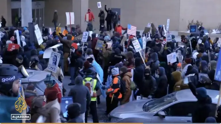 Uprkos ekstremnoj hladnoći, desetine hiljada ljudi protestovalo protiv Trampove imigracijske politike