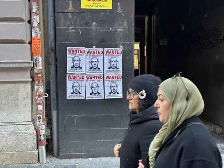 “Potjernice” za Netanjahuom osvanule u centru Sarajeva: Plakati ga povezuju s ratnim zločinima i genocidom