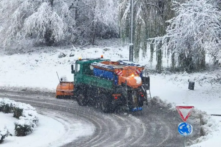 Stanje na putevima: Zbog intenzivnih sniježnih padavina obustavljen saobraćaj za teretna vozila na više pravaca