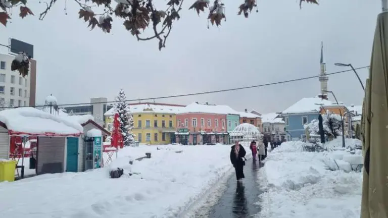 U Tuzlanskom kantonu snijeg paralizirao saobraćaj, više od 29 hiljada potrošača bez struje