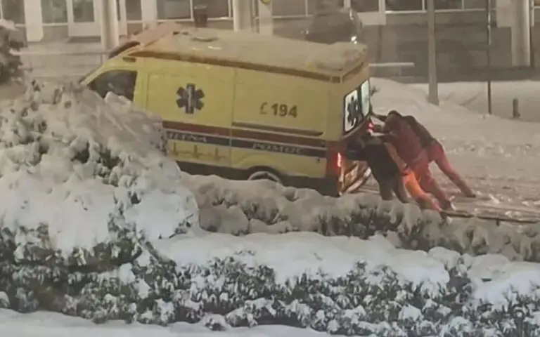 Nestvarni prizori! Ljekari Hitne pomoći čiste snijeg da bi došli do pacijenata, građani bijesni (VIDEO)