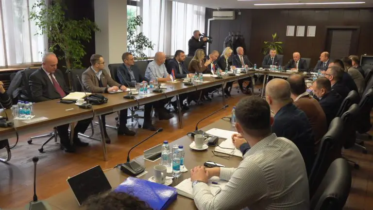 Ugljevik: Dogovori o eksproprijaciji, putevima i mreži. Mještani protestuju, čekaju rješenja