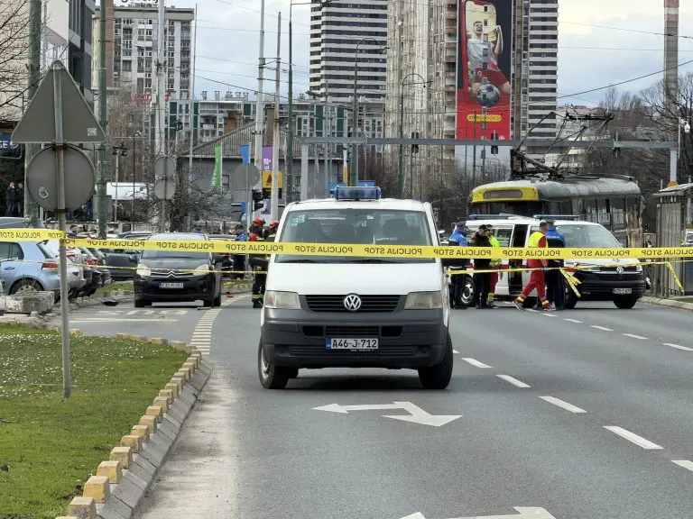 Mediji: Povrijeđene tri osobe u tramvajskoj nezgodi u Sarajevu. Djevojčici amputirana noga