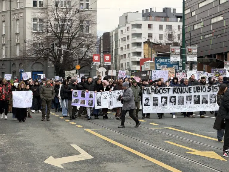 Traže ogovore: “Zašto se ne traže snimci nesreće od Američke ambasade?” Mladi glasni na protestima u Sarajevu