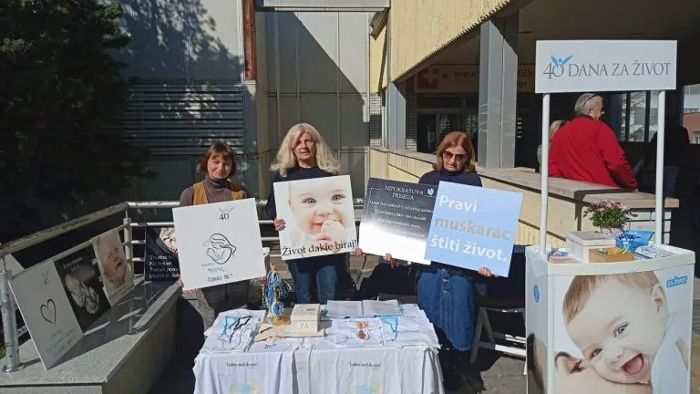Molitelji pod okriljem „nenasilja“ vrše psihičko nasilje nad pacijenticama