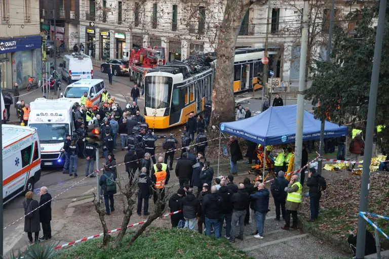 Tramvaj iskočio iz šina u centru Milana, poginule dvije osobe, desetine povrijeđenih