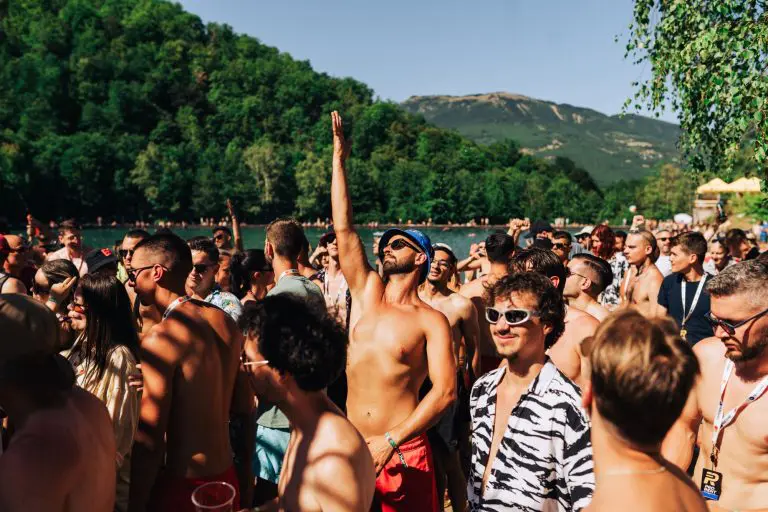 FINALNI LINEUP JELEN OK FESTA 2026: Elektronska scena stiže na Tjentište