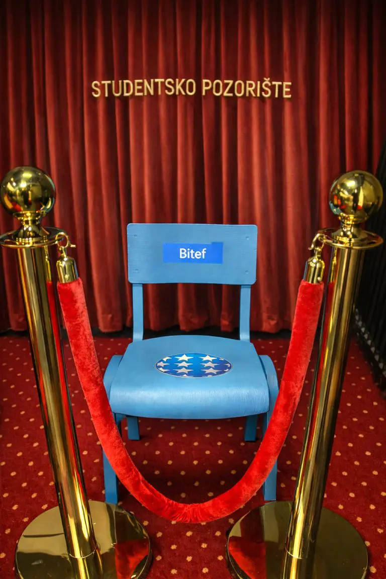 Podrška iz Banjaluka: Plava BiTEFF stolica u tišini gledališta