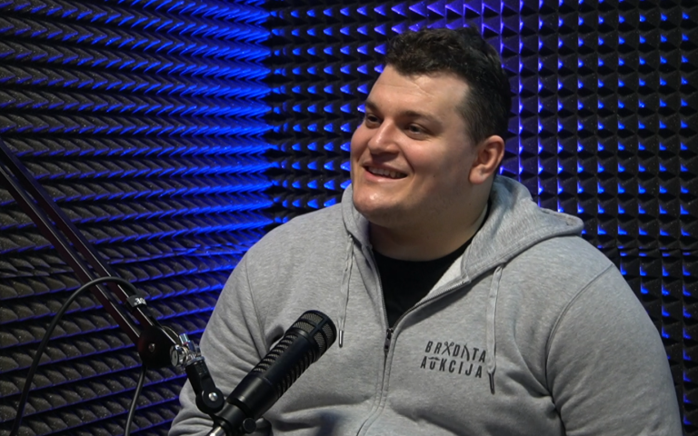 VINČA: “Svi marš na smijeh!” – Zašto su dvorane pune kad se rugamo sami sebi?