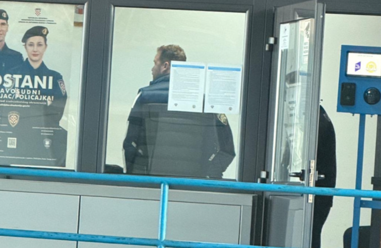 Stanivuković zadržan i pretresen na granici