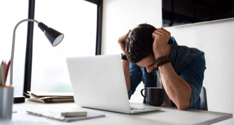 Mobing na poslu: Kada poslušnost postane važnija od kompetencije - psihološki vodič