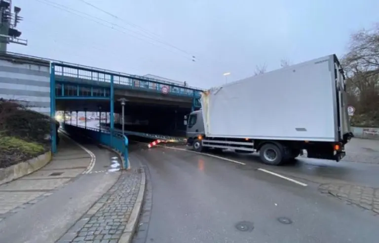 Kamion iz BiH zaglavio ispod podvožnjaka i iščupao čelični nosač: satima blokirani putevi i željeznica