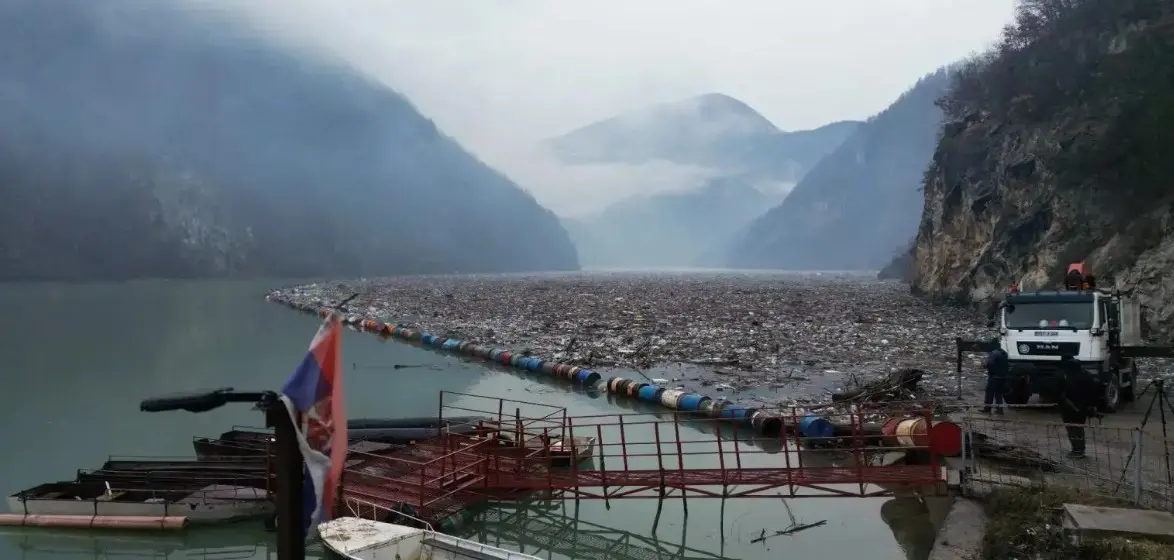 Plutajući otpad u Drini kod Višegrada.