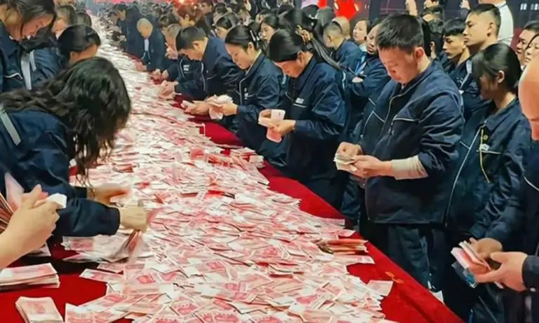 Neviđeno! Na stolu 26 miliona dolara: Radnici grabili koliko su mogli 