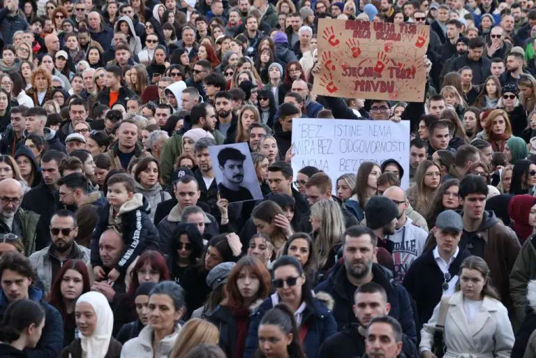 Za danas najavljeni novi protesti, organizatori jučerašnjih ogradili se i upozorili na moguću zloupotrebu