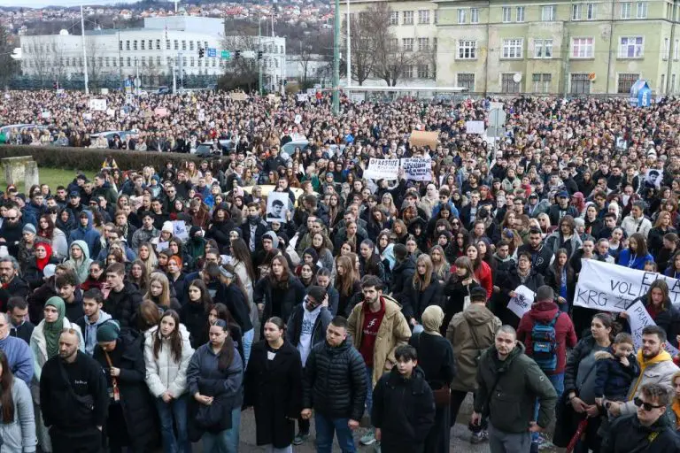 Završeni šesti protesti u Sarajevu: Mladi traže javno objavljivanje imena odgovornih za nesreću
