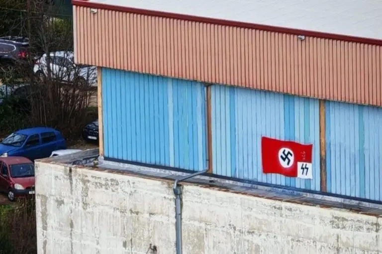 U Rijeci osvanula zastava Trećeg Reicha i znak SS-a