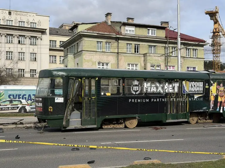 Jedna osoba poginula nakon iskakanja tramvaja iz šina u centru Sarajeva