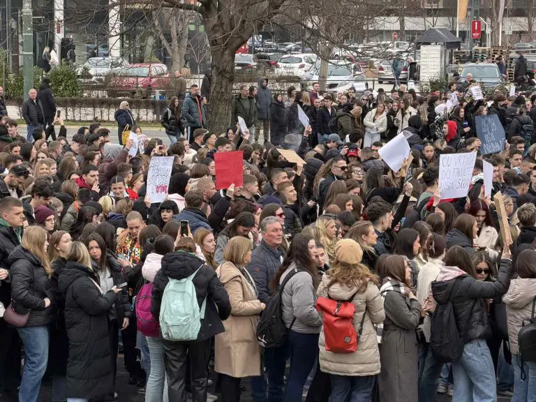 Četvrti dan protesta u Sarajevu (FOTO)