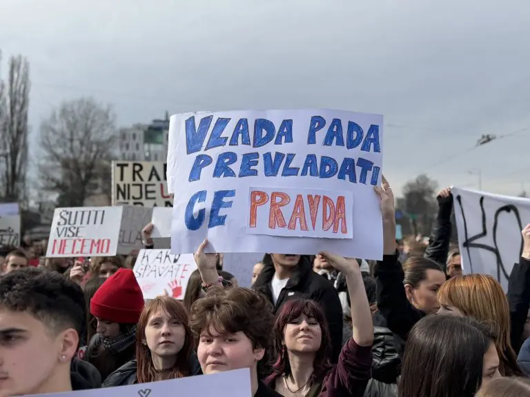 Završen peti dan protesta u Sarajevu: Demonstranti tražili pismene ostavke i najavili novo okupljanje za sutra
