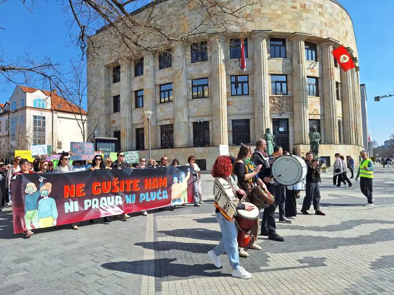 Održan Osmomartovski marš u Banjaluci: “Pravo na čist vazduh je osnovno ljudsko pravo” (FOTO/VIDEO)