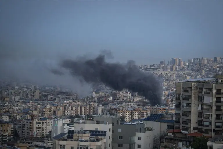 DRAMATIČNA ESKALACIJA NA BLISKOM ISTOKU: Rakete, dronovi i napadi na naftu — brod pogođen u Hormuškom moreuzu