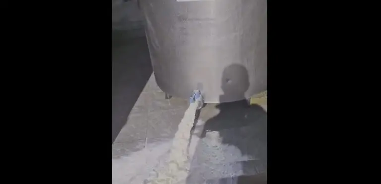 Mljekari Republike Srpske prosipaju mlijeko iz cisterne u Laktašima