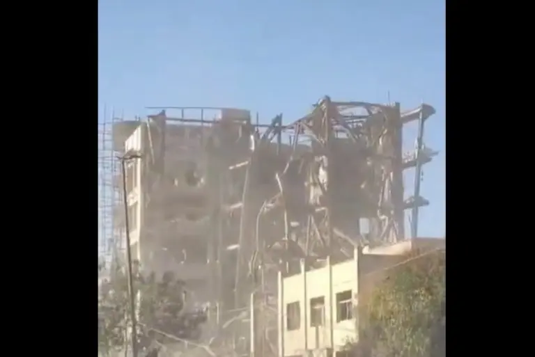 Uništena zgrada u kojoj su birali novog ajatolaha