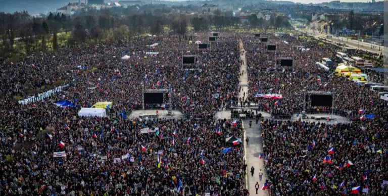 Četvrt miliona ljudi na protestu protiv Vlade u Pragu!