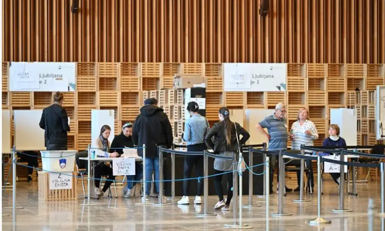 SLOVENIJA NA PREKRETNICI: Jutros otvorena birališta, bitka Goloba i Janše lomi budućnost države