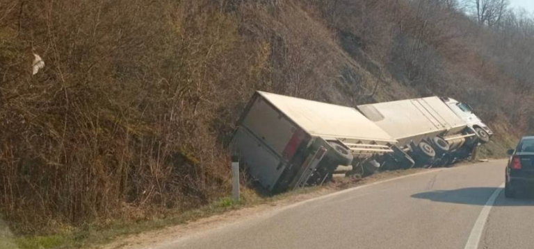 UDES KOD MRKONJIĆA: Kamion izgubio kontrolu i sletio s puta, u toku uviđaj!