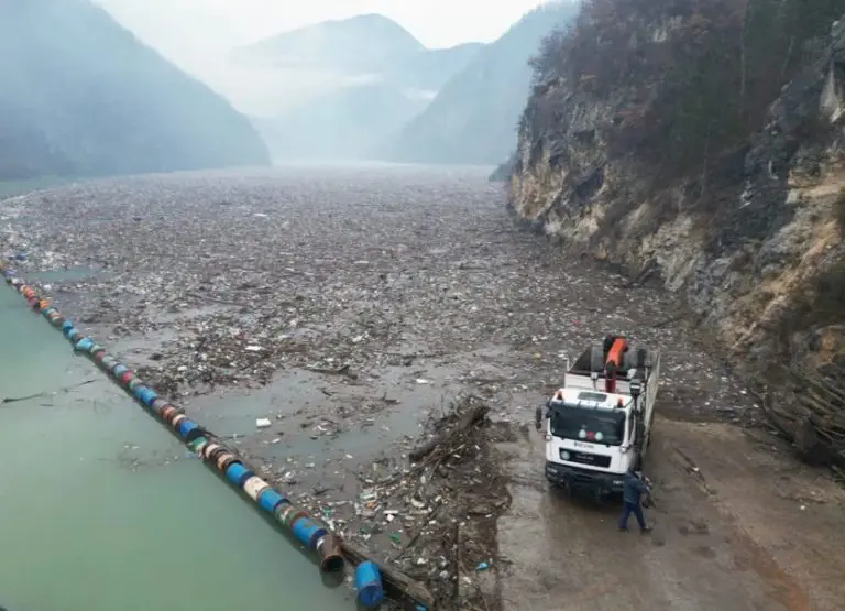 Plutajući otpad u Drini kod Višegrada.