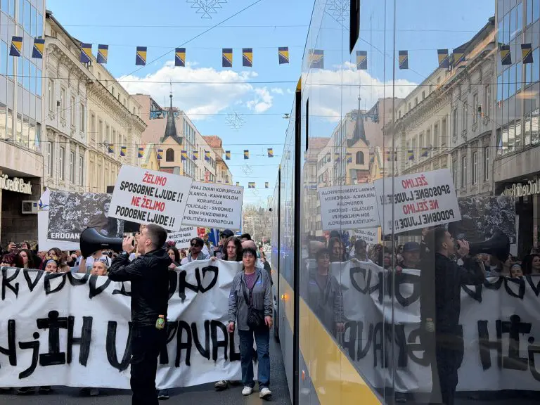 Deseti protesti mladih posvećeni Elli Jovanović, demonstranti pozivali građane iz kafića da im se pridruže