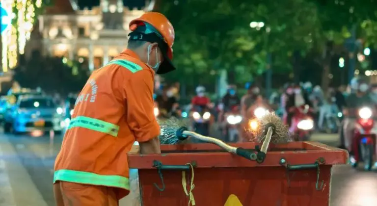 Britanac dobio 10 miliona funti na lutriji, za osam godina sve potrošio, vratio se poslu čistača ulica