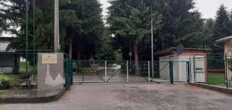 Grafiti uvredljivog sadržaja kod kasarne u Pazariću